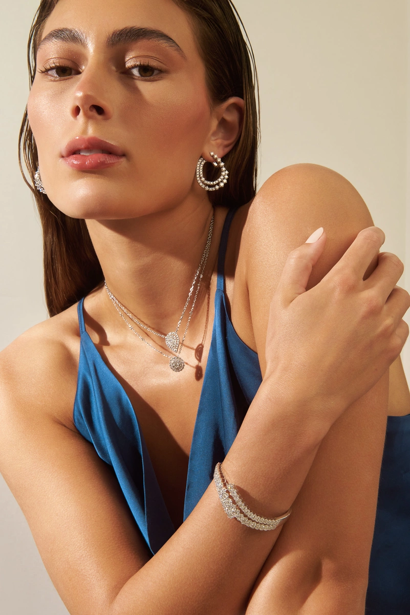 18K White gold Necklace with Pear Shaped Diamond and Brilliants