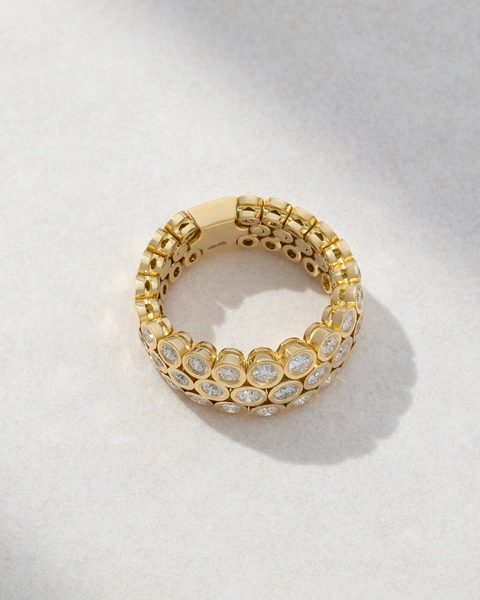 Stunning Ring in 18K Yellow Gold with Brilliant-Cut Diamonds
