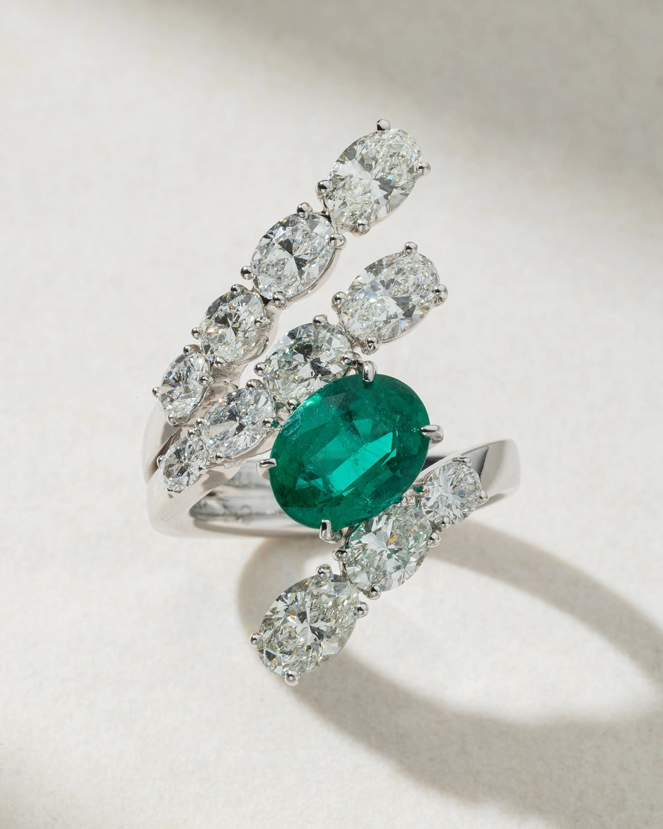 18K White Gold Ring with an Oval Emerald and Diamonds