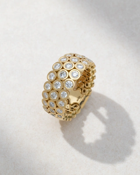 Stunning Ring in 18K Yellow Gold with Brilliant-Cut Diamonds