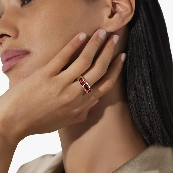 Iconica ring in 18k rose gold with pyrope garnets